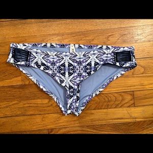Patterned bikini bottoms 👙